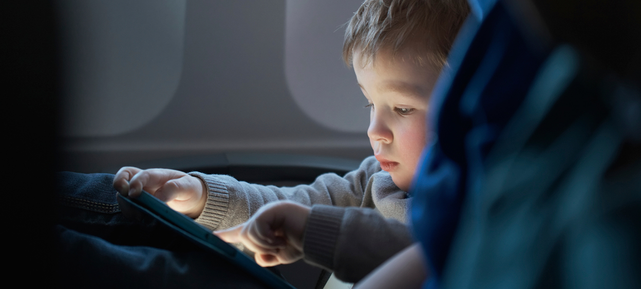 Enfant dans un avion